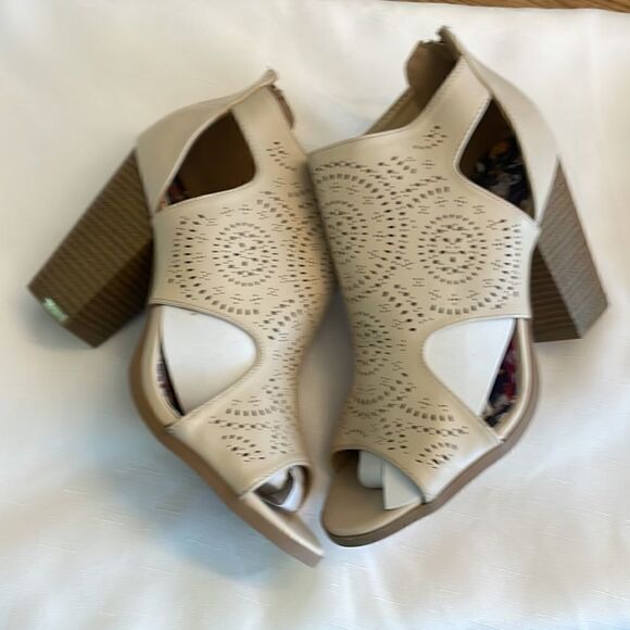 CHRISTIAN LACROIX BEIGE SHOOTIES. NEW IN BOX - Picture 3 of 11